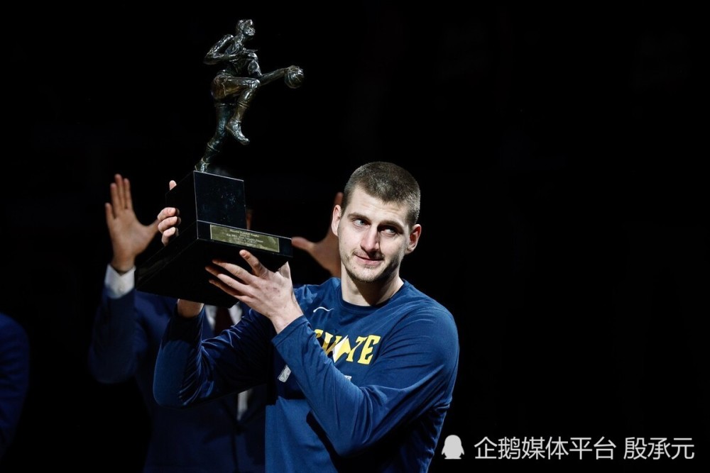  约基奇蝉联常规赛MVP创历史  