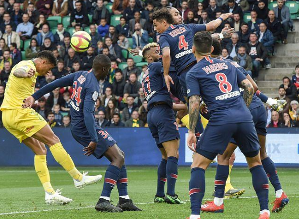  马赛主场鏖战险胜对手，法甲老牌劲旅彰显韧性