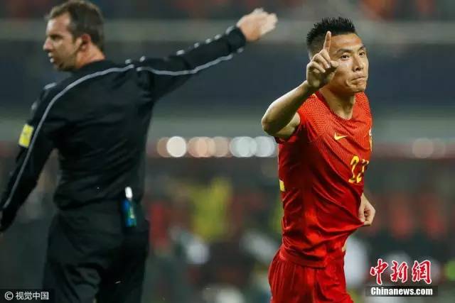  兰斯定位球战术奏效，头球破门打破僵局取首胜